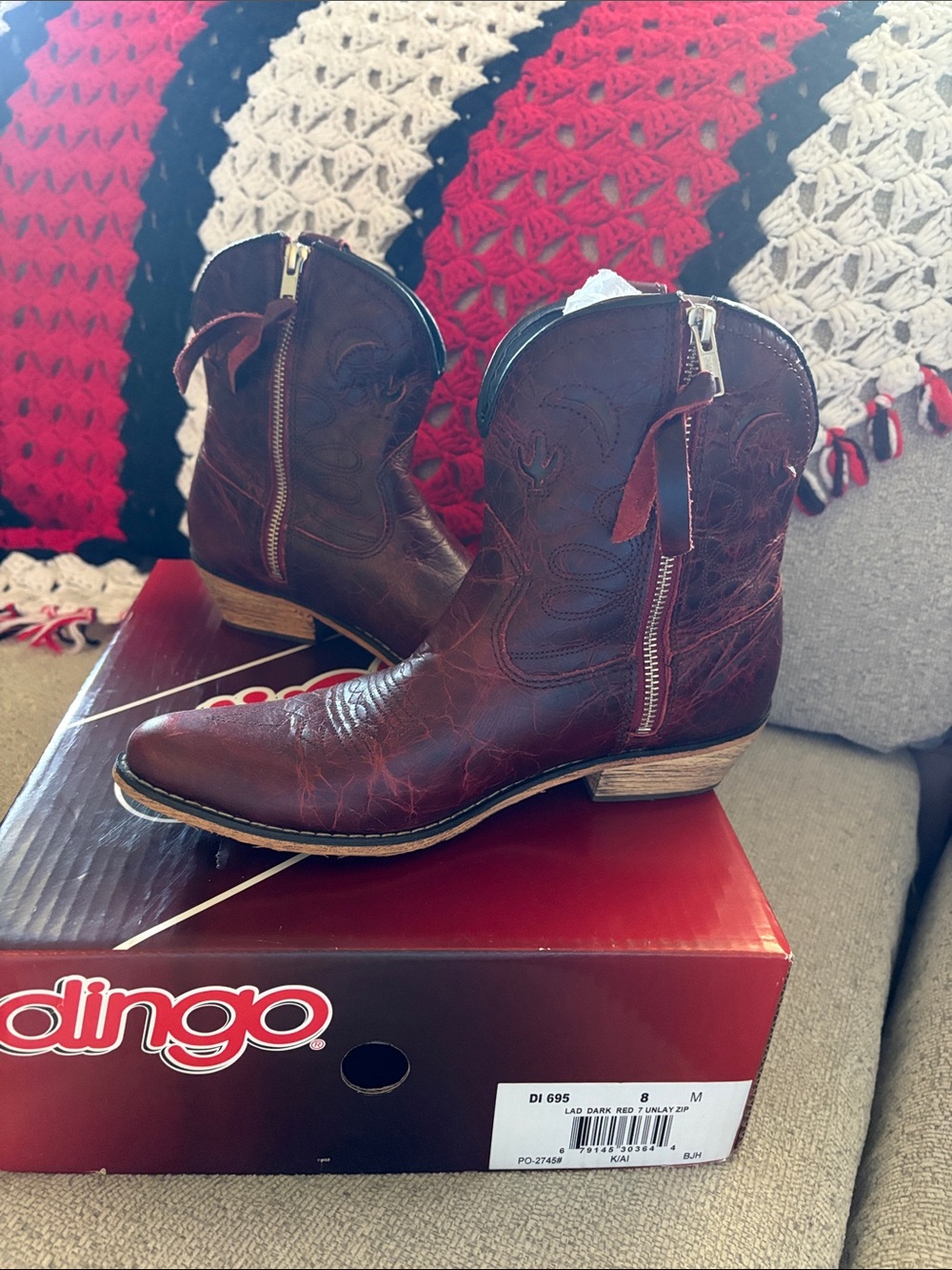 dingo Woman Red Western Zip Ankle Boots. Size 8.
